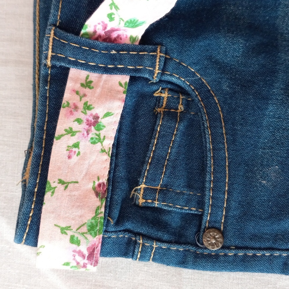 Shorts - Picture 3 of 10